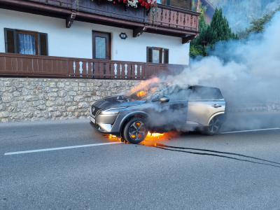 Urlauberauto ging bei der Anreise in Flammen auf