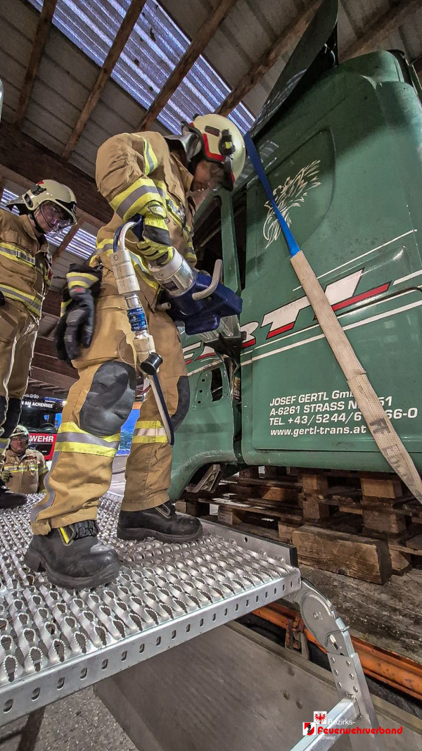 Realitätsnahe Ausbildung: Feuerwehr Eben am Achensee übt LKW-Rettung