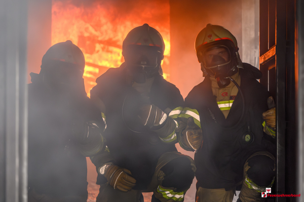 Atemschutz-Übung der Feuerwehren im Abschnitt Fügen im Brandcontainer