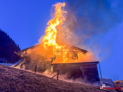 Großbrand auf Bauernhof in Schlitterberg – Gebäude vollständig niedergebrannt