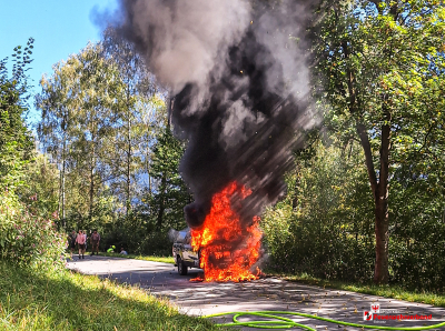 Schwerer Verkehrsunfall mit Fahrzeugbrand zwischen Stans und Jenbach