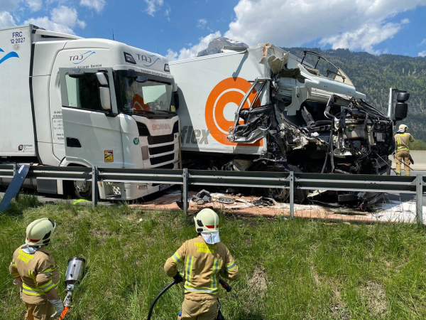 Schwerer Unfall mit zwei LKW´s auf der A12 bei Münster