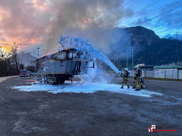 Brand Gefahrgut-LKW in Jenbach