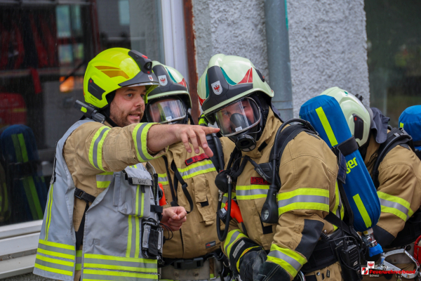 Abschnittsübung Jenbach: Gefahrgutaustritt und Brand als forderndes Übungsszenario
