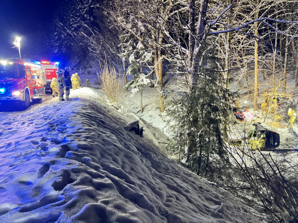 14.01.2024 - Fahrzeugabsturz mit eingeklemmter Person in Wiesing