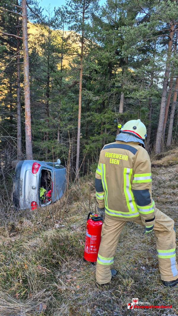 Nach Kollision auf der Achenseestraße: Fahrzeuge stürzen Böschung hinunter