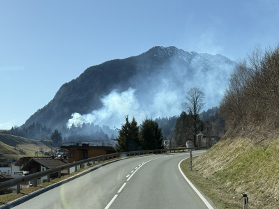 Waldbrand entlang der Achenseebahntrasse in Jenbach