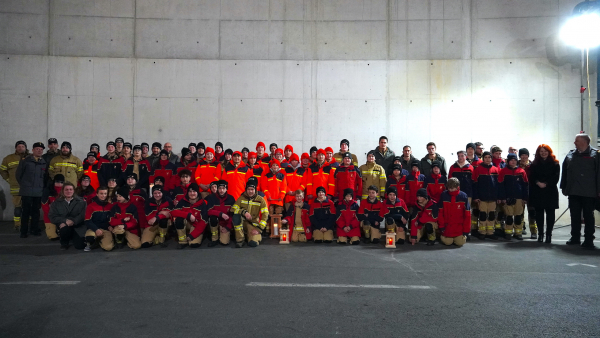 Übergabe des Friedenslichts an der Landes-Feuerwehrschule Tirol in Telfs