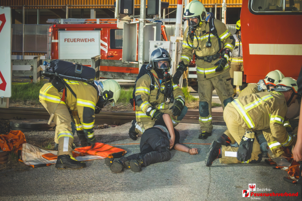 Großübung des Abschnitts Fügen in Ried: Spektakuläres Szenario mit 70 Statisten und 100 Einsatzkräften