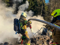 Vollbrand einer Freizeithütte in Hart im Zillertal – 6 Feuerwehren verhindern Ausbreitung