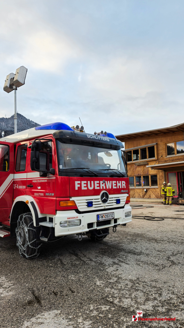 Gebäudebrand im Industriegebiet von Schlitters rasch unter Kontrolle gebracht