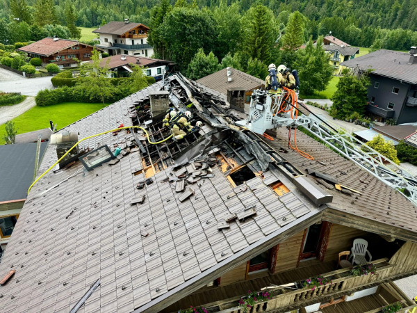 Großeinsatz bei Dachstuhlbrand in Pertisau