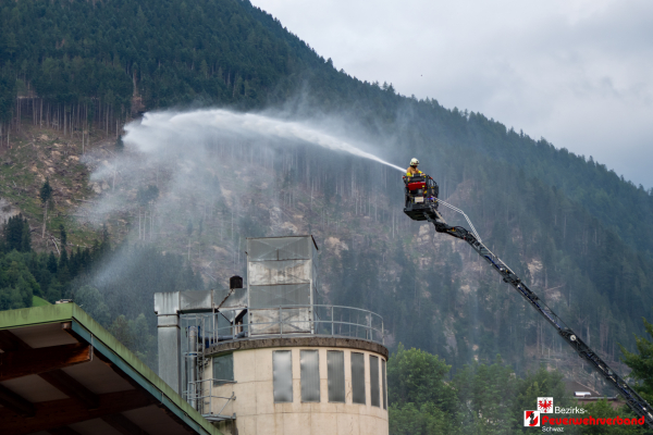 Einsatzübung - Brand in Zimmerei drei Feuerwehren im Großeinsatz