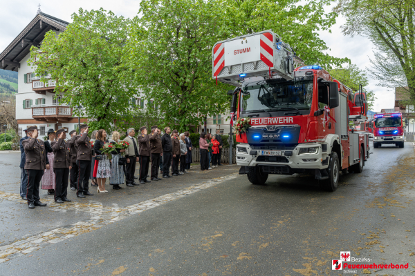 Florianifeier und Segnung der neuen Drehleiter in Stumm