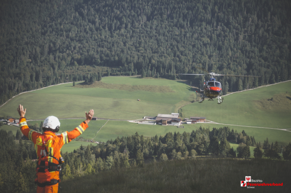 Präzision aus der Luft: Flugdienst übte in Steinberg am Rofan