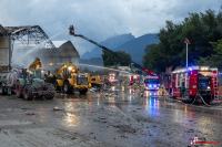 Großeinsatz der Feuerwehren in Pill – Vollbrand einer Restmüll Lagerhalle
