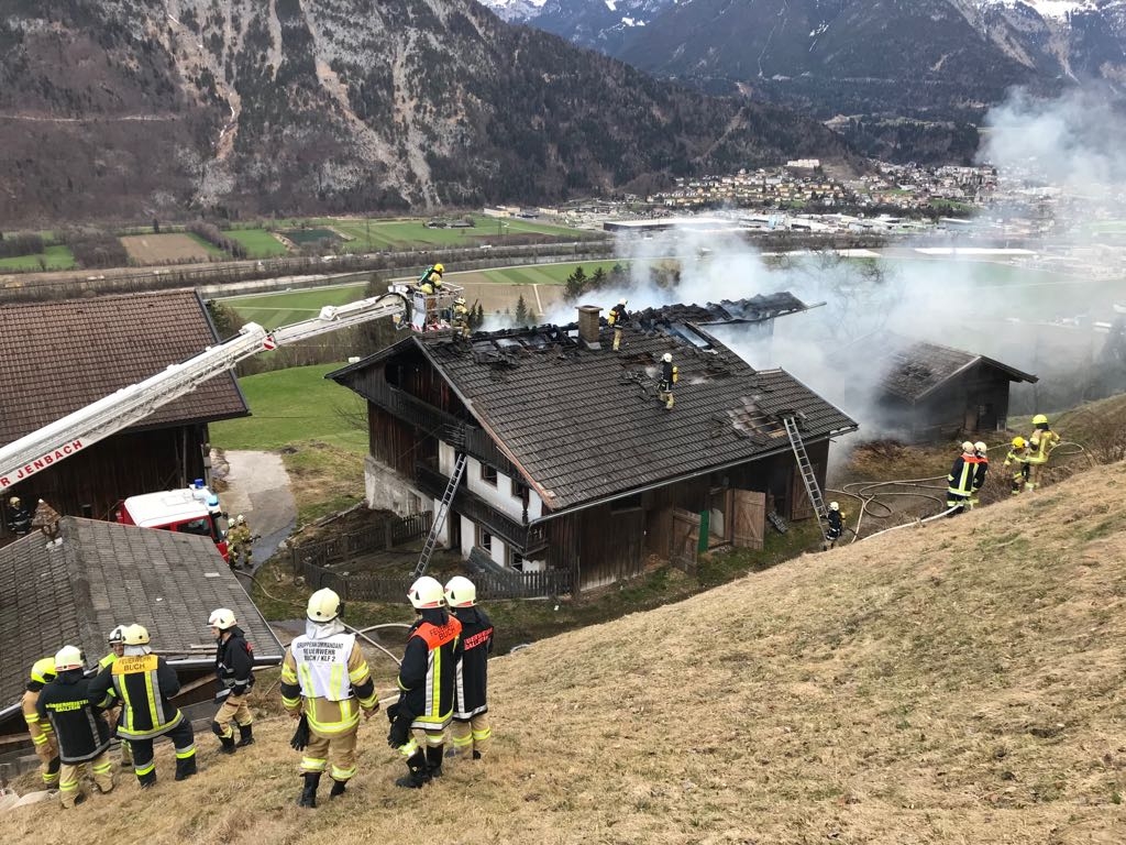 90 Feuerwehrmänner bekämpften Bauernhausbrand am Gallzein